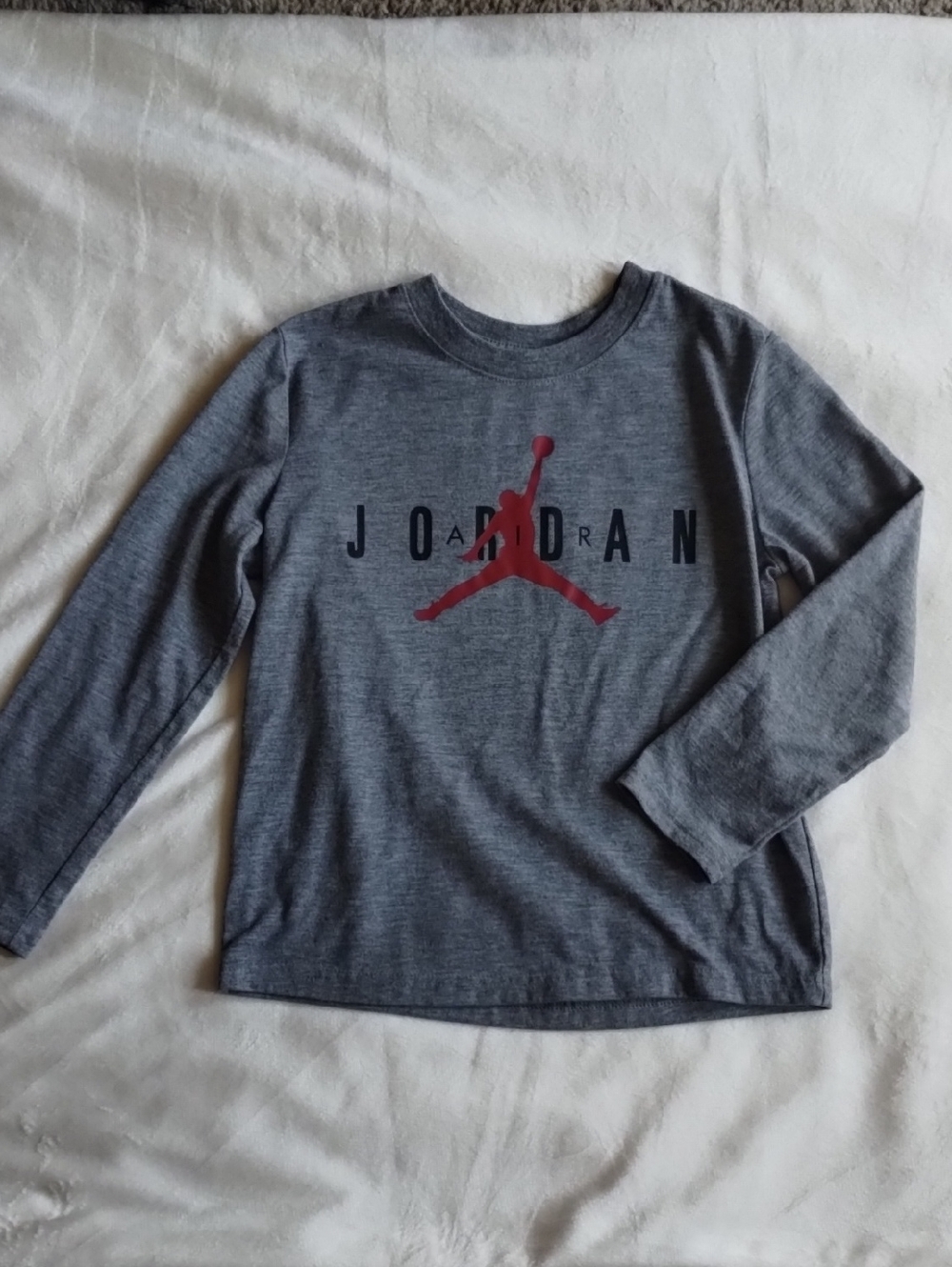 Jordan Long-Sleeve Graphic Tee in Heather Gray and Red